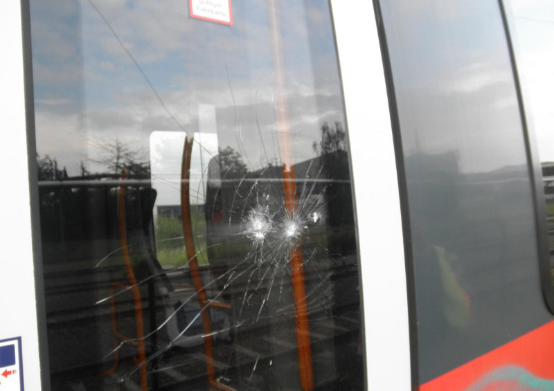 Tür mit 3 Steinschlägen