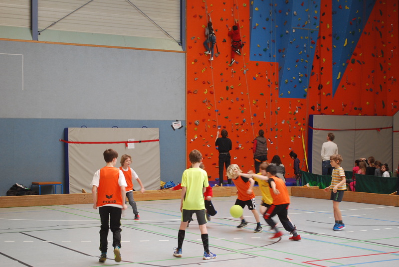 Sporttag_MotorMickten fussball klettern