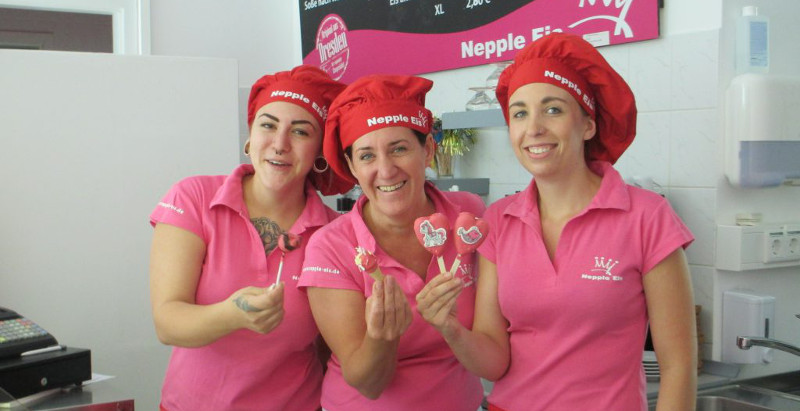 Annette Nepple mit ihren Perlen Alina Nepple (l.) und Anne Naumann (r.). Foto: Philine