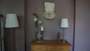 Altäre der Schwangerschaft. "Die Deko macht Anke", sagt Doreen Karkola und rückt die Lampe zurecht. 