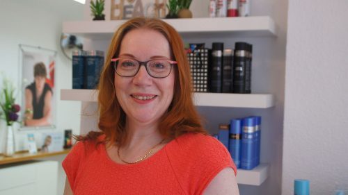 Frau Stöckmann verschönert seit 16 Jahren in Pieschen Häupter