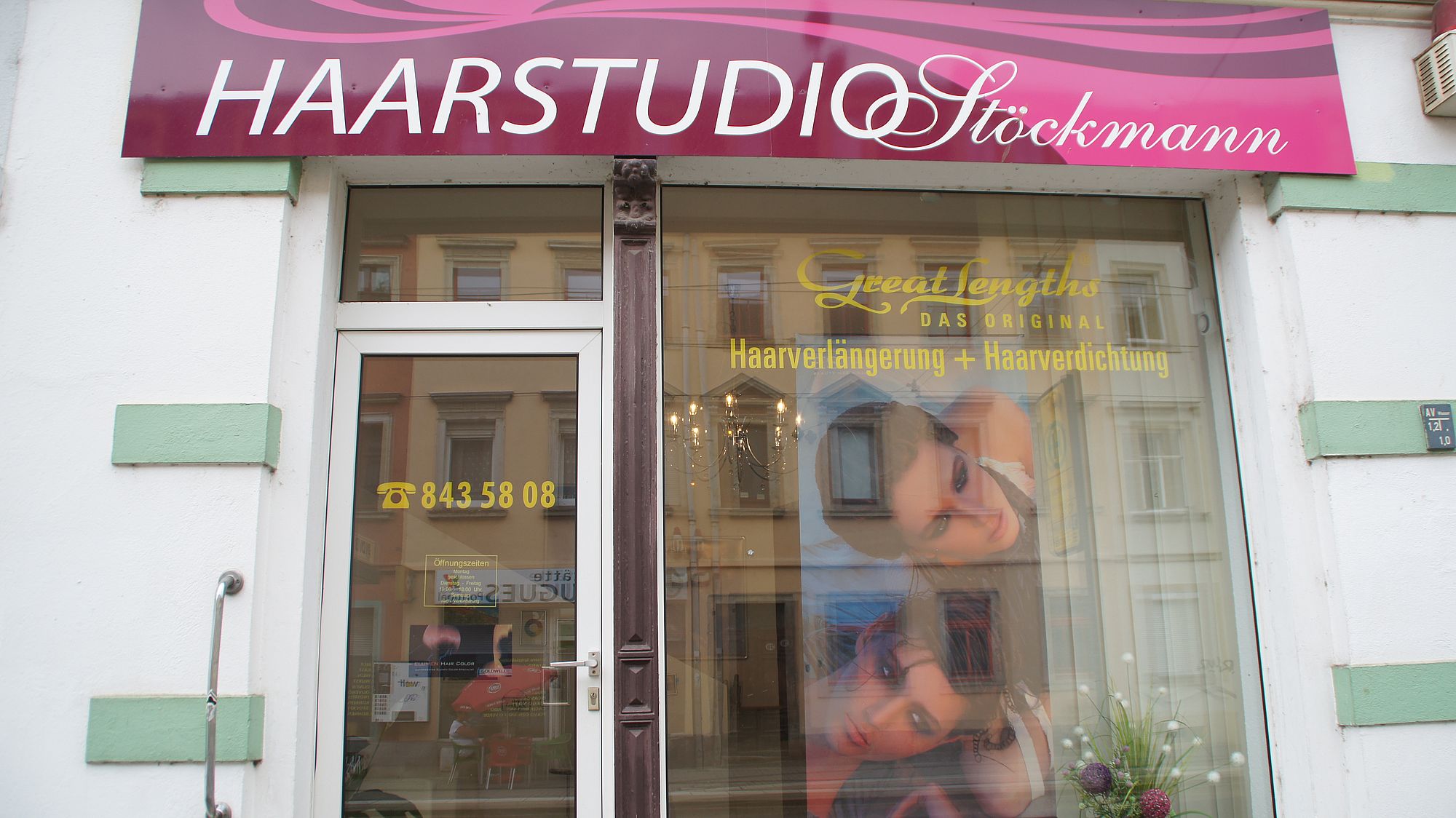 Im Haarstudio werden auch Haarverlängerungen - und Verdichtungen angeboten