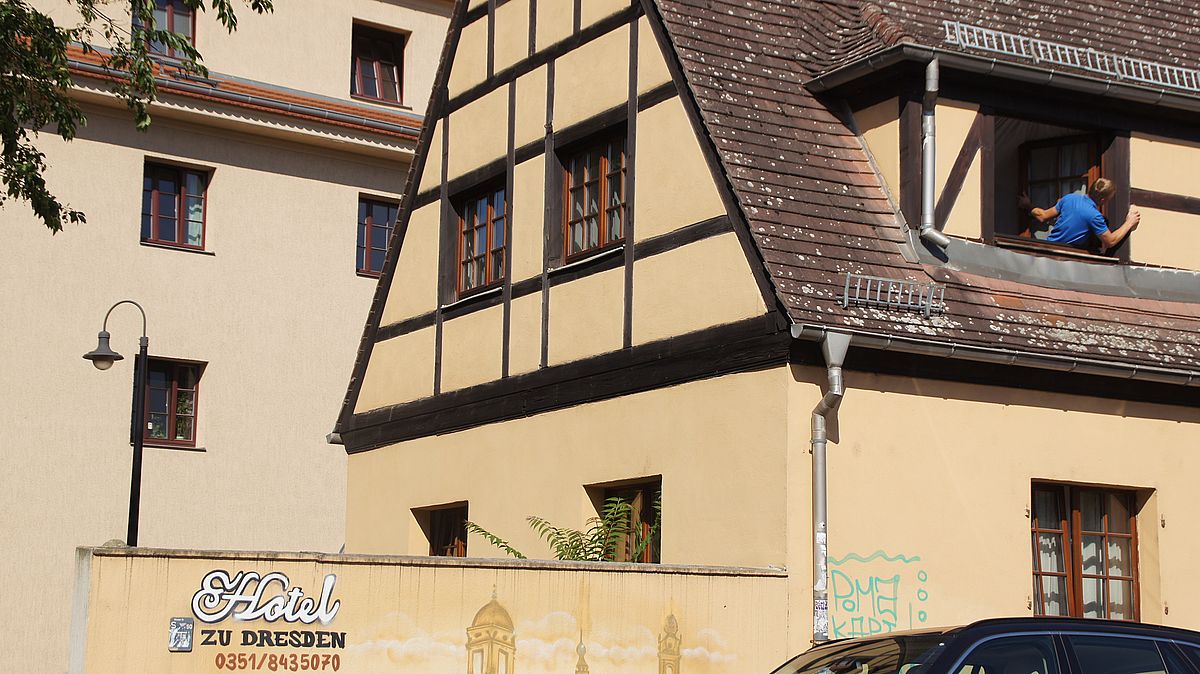 Das Kleinod und sein werkelnder Besitzer. Siehe oben rechts.