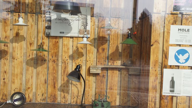 Aufgehübschte Industrielampen im Nachbarschaufenster: Die Mole sorgt für eine ästhetische Umgebung