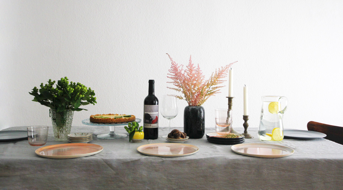 wohnzimmerdinner gedeckte Tafel