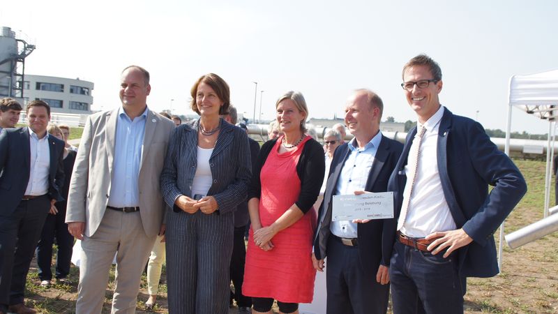 Übergabe eines Gedenkschilds an die Mitarbeit des Freitaler Ingenieurbüros Born & Ermel. In der Mitte: Projektleiterin Kirsten Bährig 