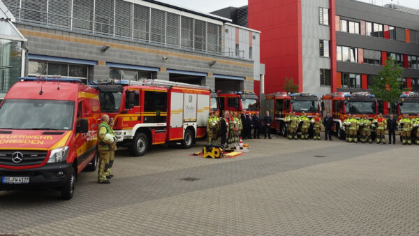 Im Einsatz waren unter Feuerwehrleute von der Feuerwache Übigau - Foto: W. Schenk