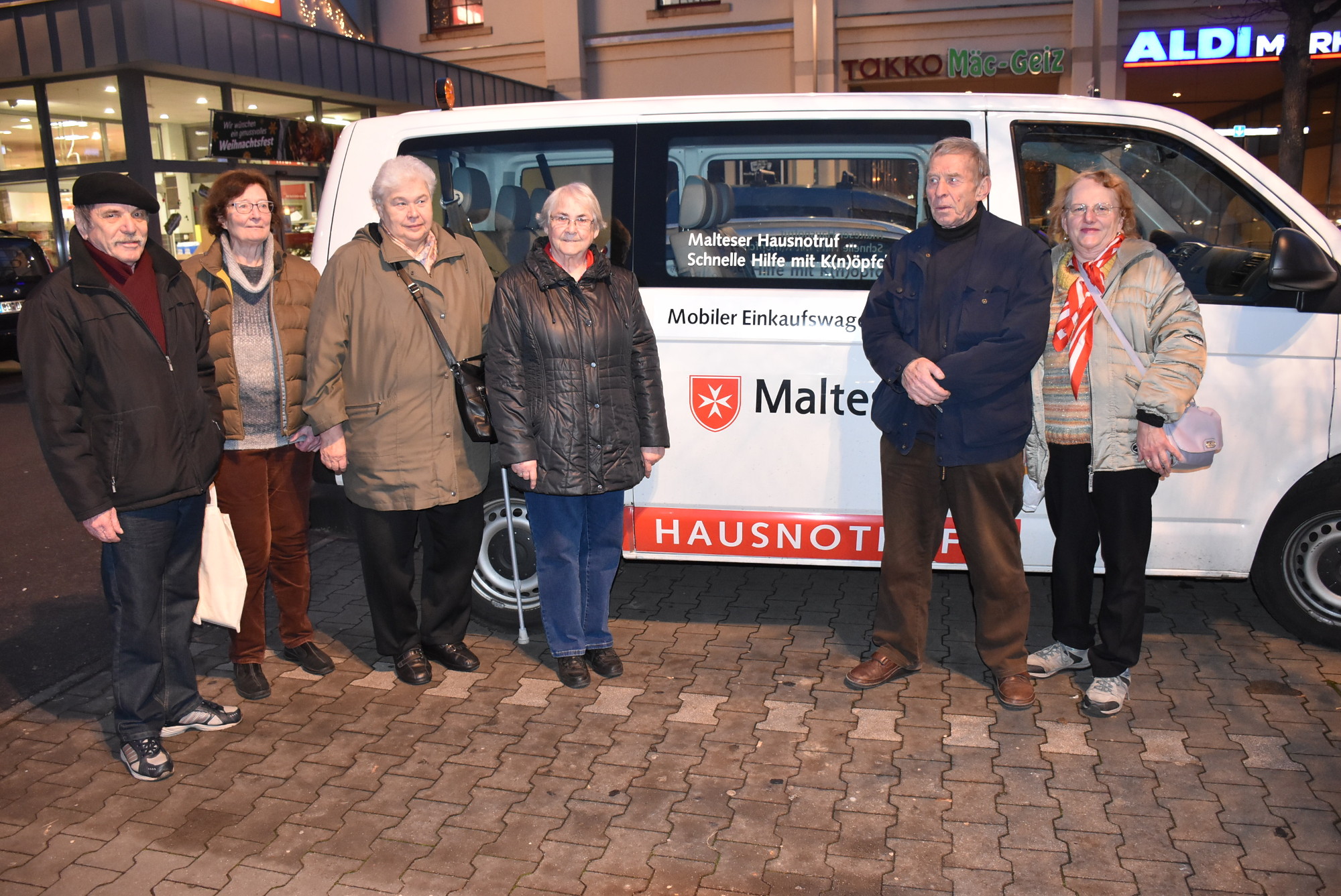 Melitta (r.), Reinhold und ihre zufriedenen Fahrgäste. Foto: C. Trache