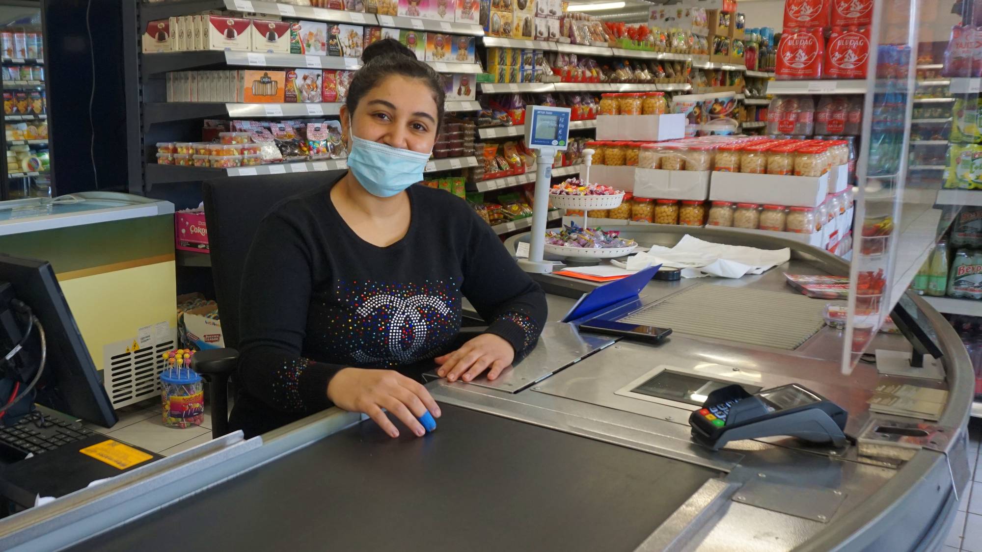 Kandamars Frau Gülistan an der Kasse.