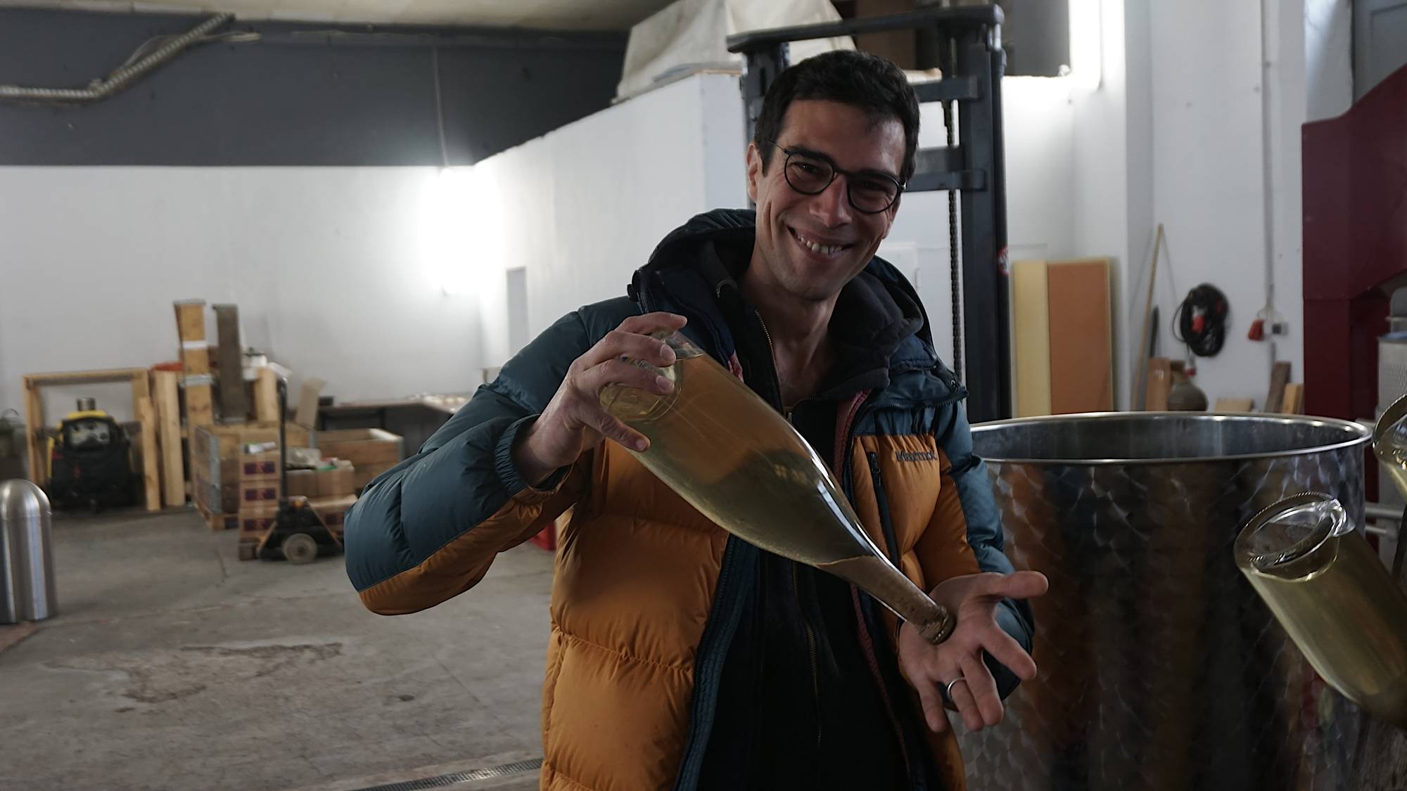 Mit Freude bei der Arbeit. Alexandre zeigt, wie Sekt in der Flasche gärt. Foto. Elisabeth Renneberg