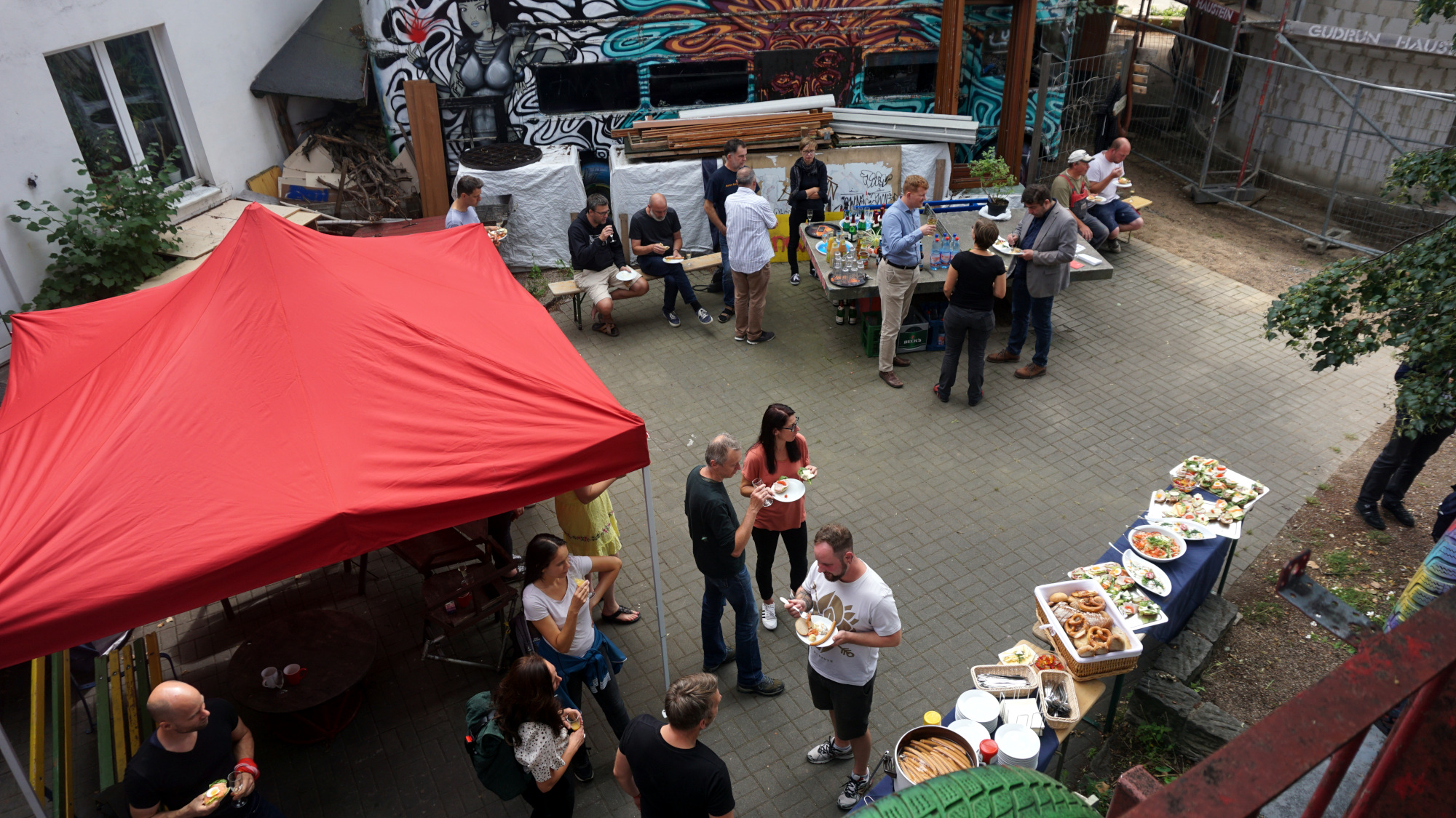 Gefeiert wurde mit Sekt und Snacks. Foto: E. Renneberg