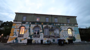 Die Fassade der Blauen Fabrik. Foto: Archiv J. Frintert