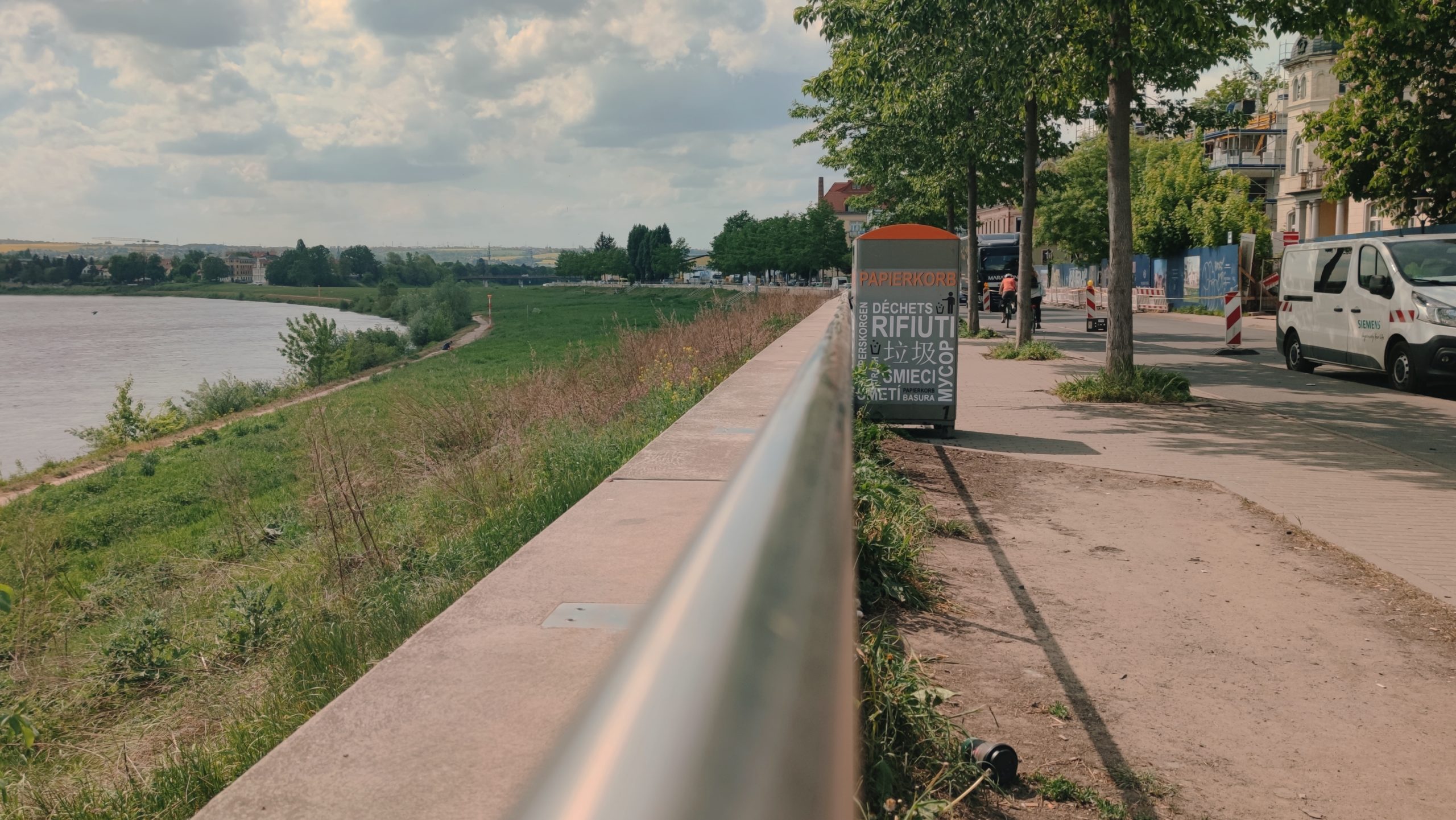 Die Hälfte des Fußweges ist nicht befestigt. - Foto: Maren Kaster