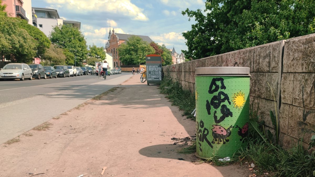 Kleiner Mülleimer (vorne), große Mülltonne (hinten) - Foto: Maren Kaster