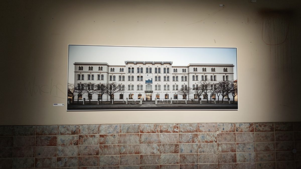 Rainer Viertlböcks Fotografie des Außenlagers Dresden-Reick für weibliche Häftlinge (1944 -45). Heute ist es eine Bildungseinrichtung der IHK. - Foto: Maren Kaster