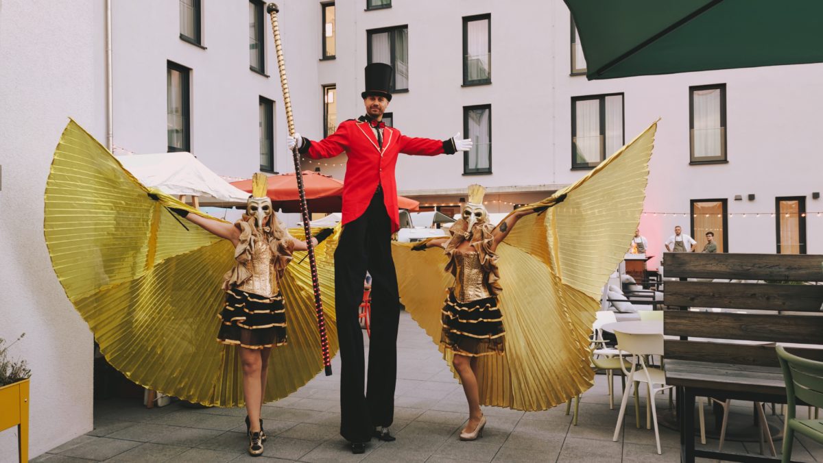 Diese Drei begrüßten die Gäste des Grand Opening vor dem Eingang des Hotels. - Foto: Maren Kaster