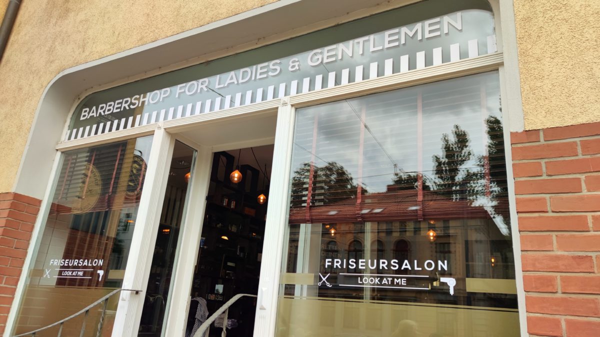 Der Frisör- und Barbershop "Look at me" hilft Meere zu säubern. - Foto: Maren Kaster