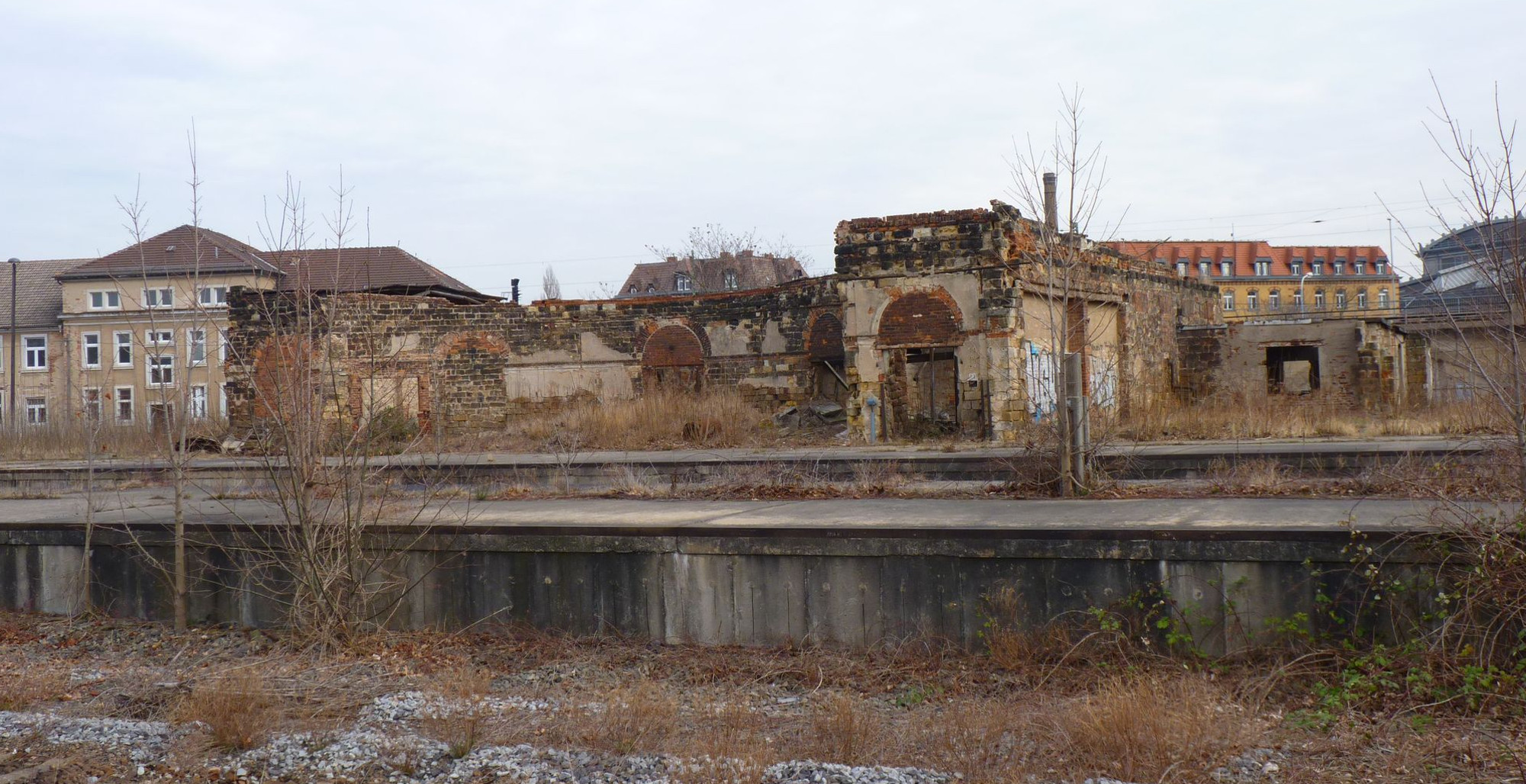Alter-Leipziger-Bahnhof-Bahnsteige Lokschuppen