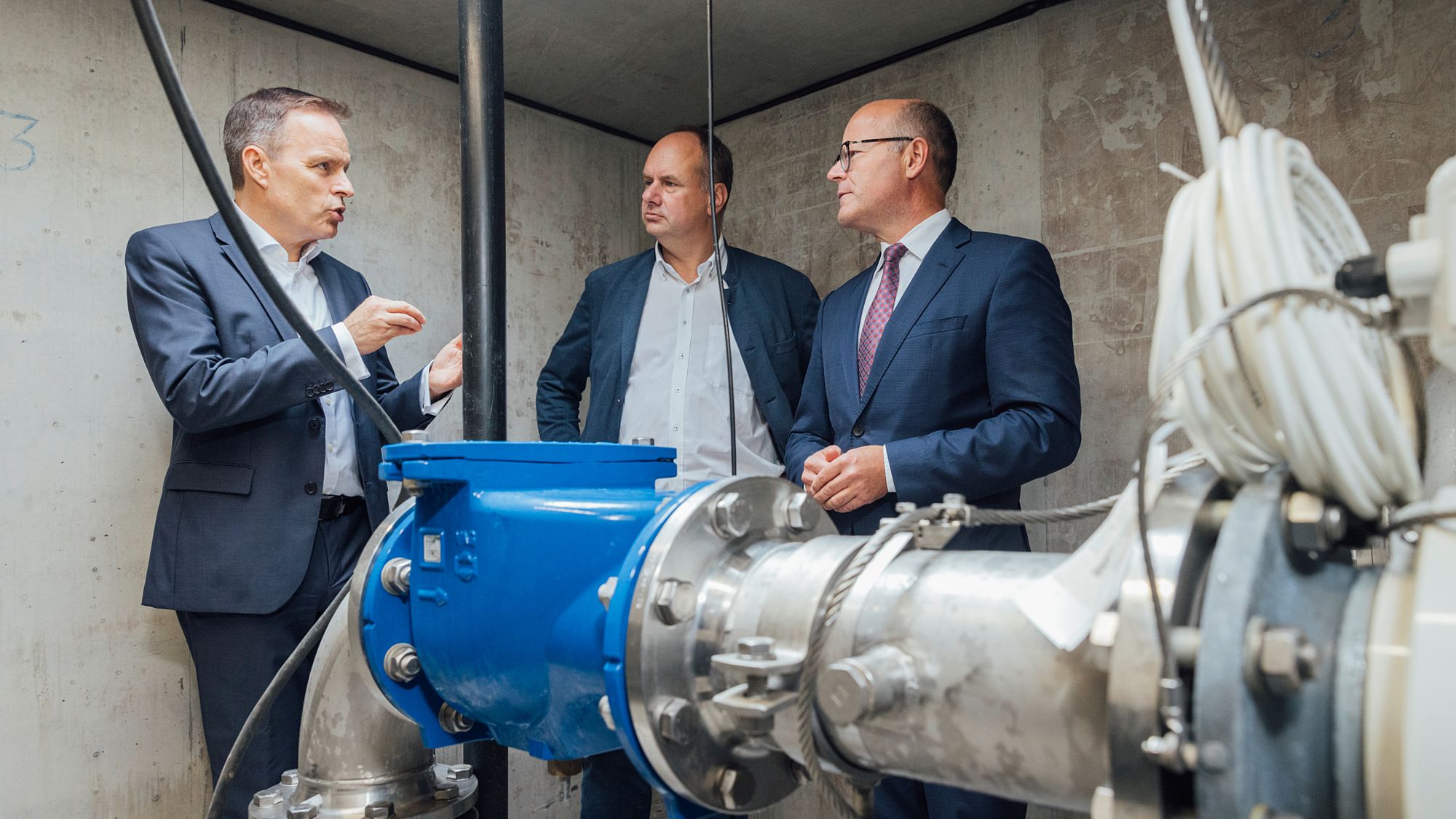 Frank Brinkmann, Vorstandsvorsitzender der Sachsen-Energie, Dirk Hilbert, Oberbürgermeister von Dresden und Oliver Schenk, Chef der Sächsischen Staatskanzlei in einem der 15 Brunnen am alten Wasserwerk Saloppe. Foto: Sachsen-Energie, Oliver Killig