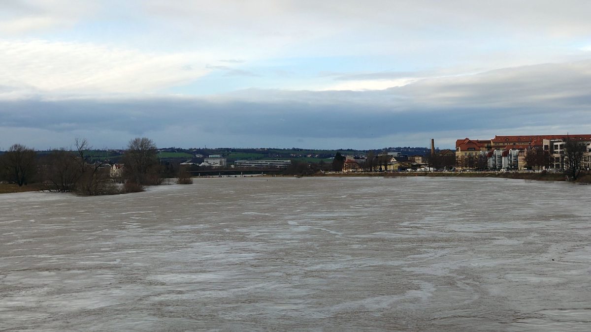 Breit wie selten: Die Elbe - Foto: J. Frintert