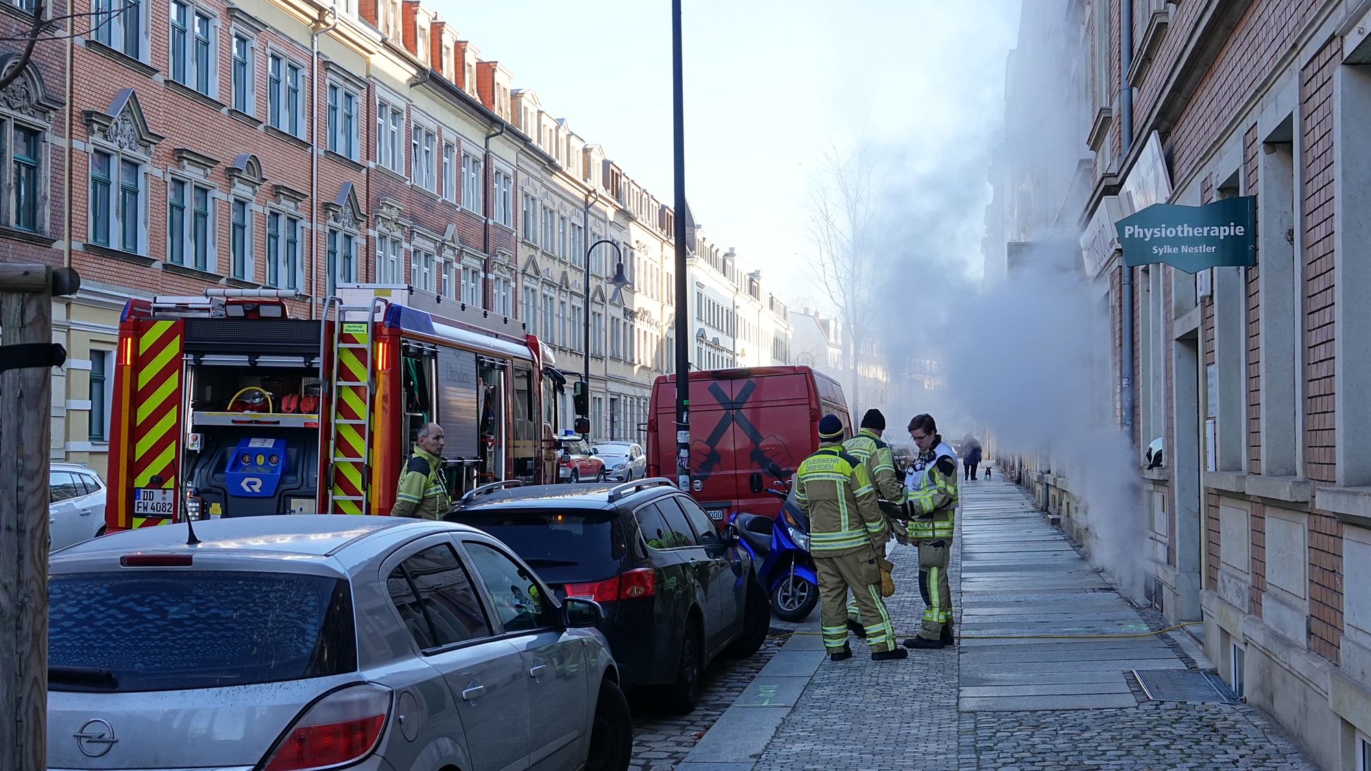 Es war nur Wasserdampf. Feuerwehr und Sachsen-Energie konnten das Problem beheben. Foto: Roland Halkasch