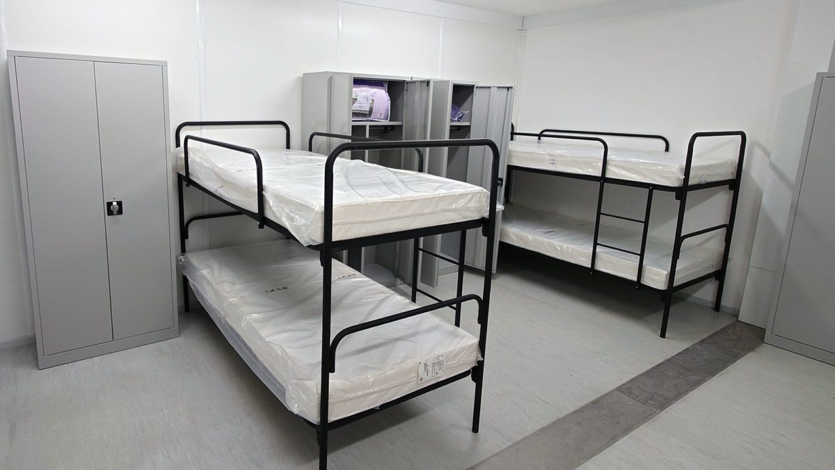 Die Unterkünfte sind sehr spartanisch ausgestattet. Es gibt für jeden Bewohner ein Bett und einen Schrank. Foto: J. Frintert