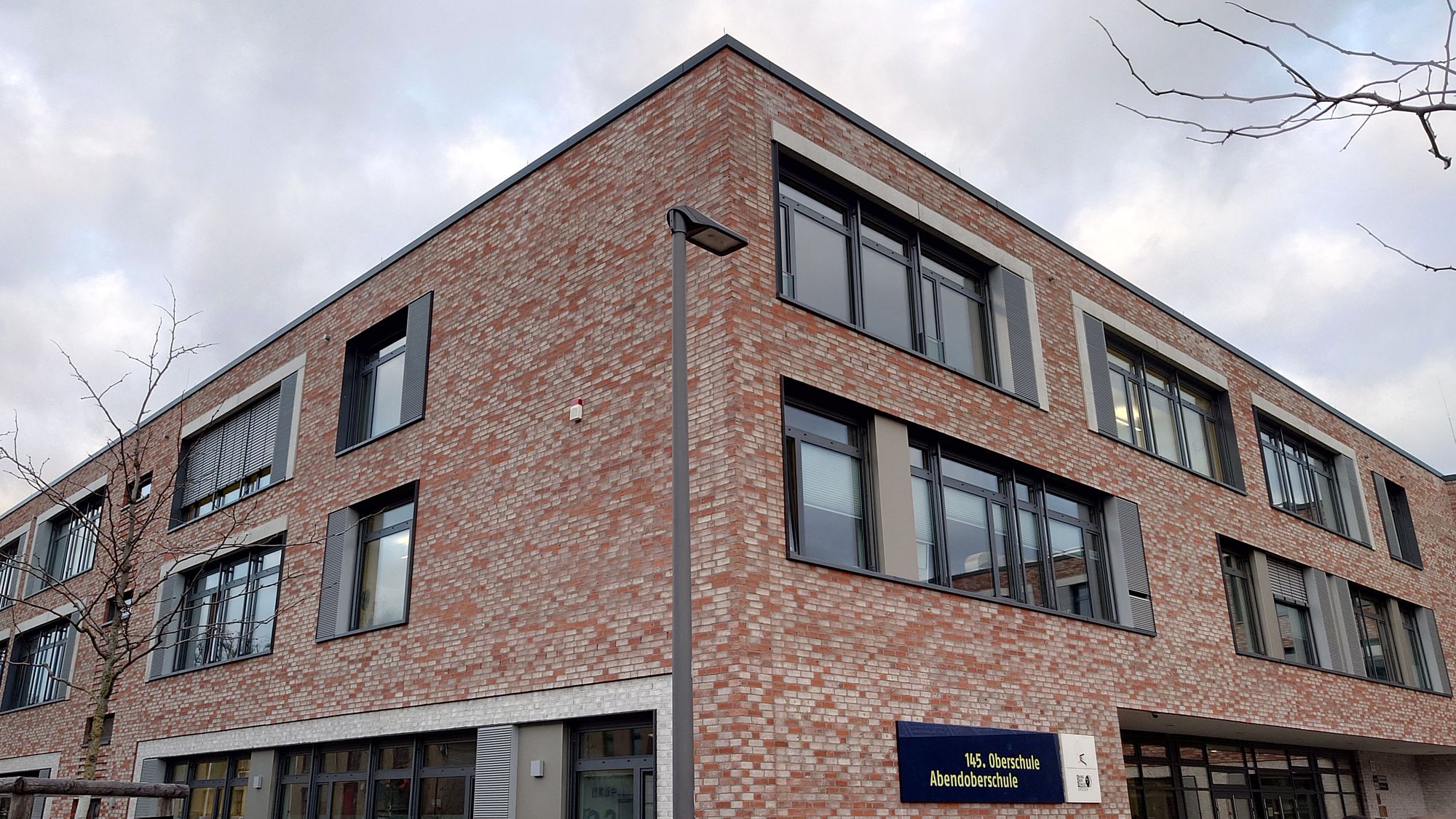 In dem Gebäude an der Gehestraße sind die 145. Oberschule und die Abendoberschule untergebracht.