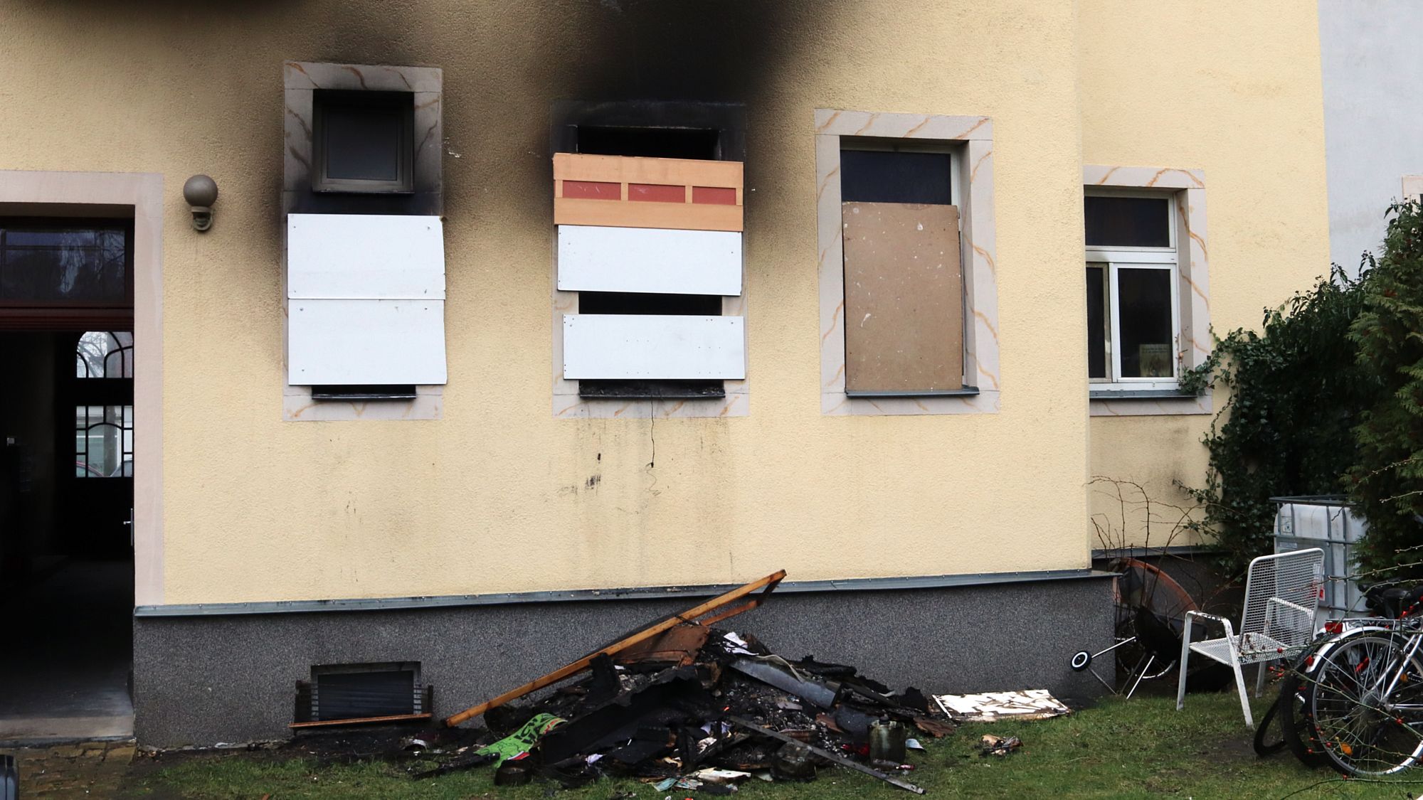 Die verkohlten Überreste der Wohnungseinrichtung. Foto: J. Frintert