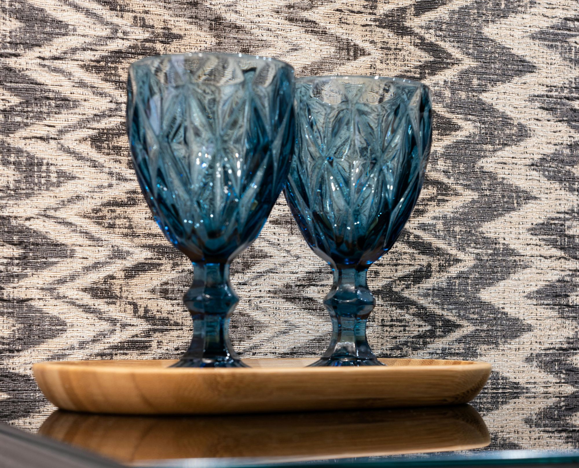 Blaue Gläser - Foto von Max Vakhtbovycn