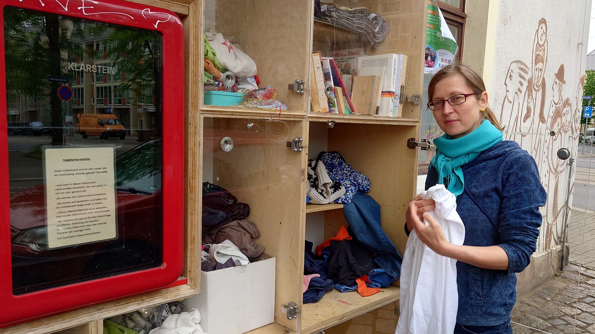 Kristin Hofmann vor dem Tauschschrank, der sich hier schon wieder gut aufgeräumt zeigt. Foto: J. Frintert