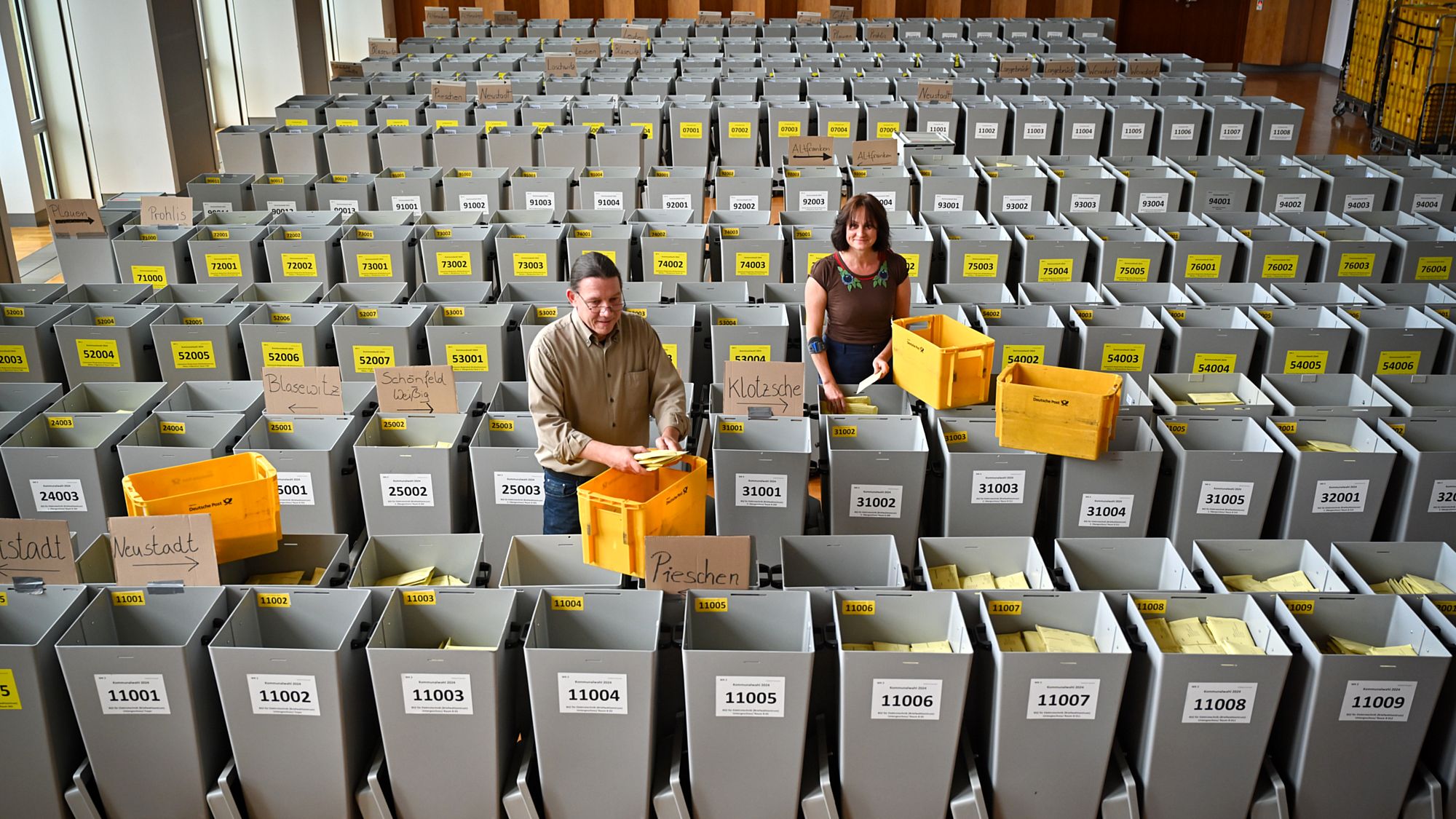 Wahlhelfer Volker Schmidt und wahlhelferin Janet Malcharek im Rathaus Dresden bei den Vorbereitungen der Europa- und Kommunalwahlen in Dresden – Foto: Anja Schneider