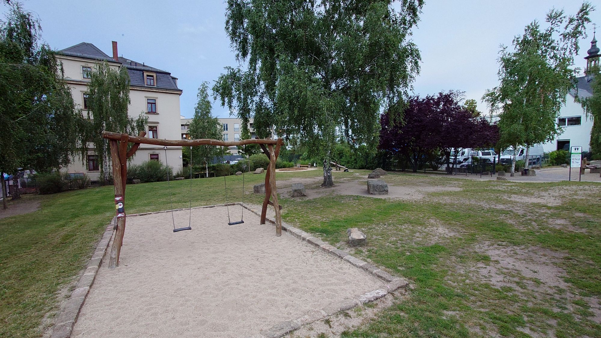 Spielplatz an der Konkordienstraße. Der Sandkasten hinten rechts befindet sich tagsüber in der Sonne. Könnte aber an die schattigere Straße umziehen. Foto: J. Frintert