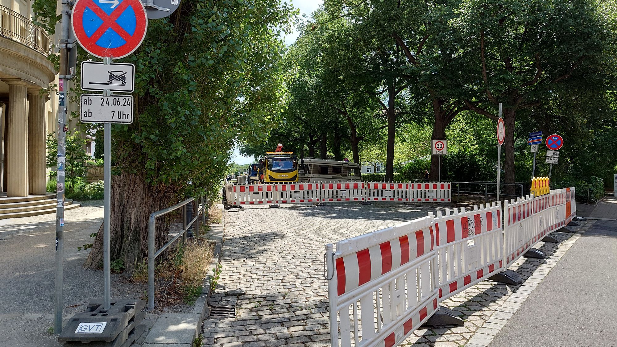 Seit Montag ist der Pestalozziplatz gesperrt. Foto: J. Frintert