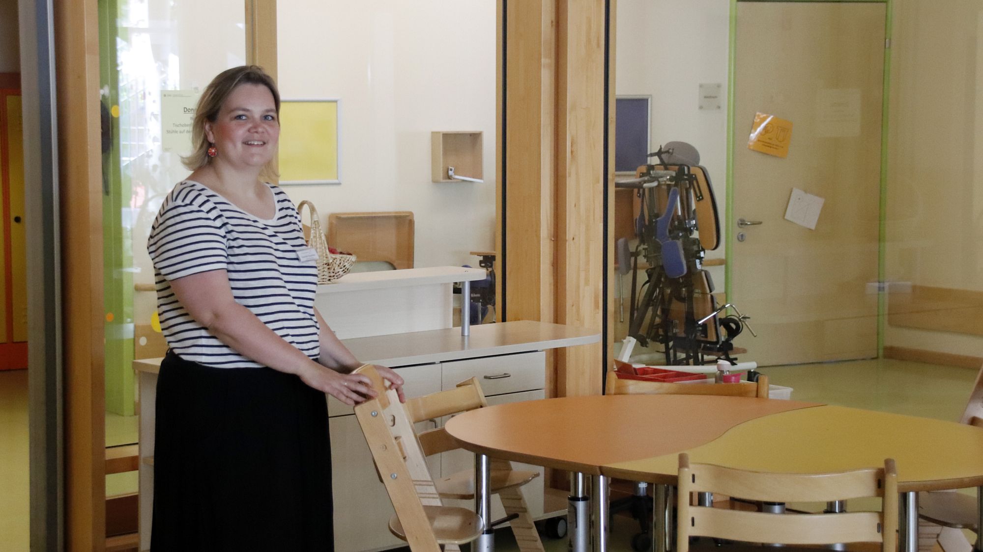 Leiterin der Kita "Sonnenschein" Franziska Hauptmeier im Gemeinschaftsraum, die unterschiedliche Stühle ermöglichen es allen Kindern gut am Tisch zu sitzen. - Foto: J. Frintert