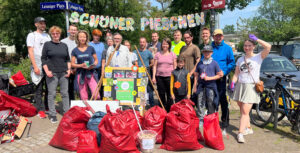 Sind Ehrenamtler mit vollen Säcken - die Aktiven von Schöner Pieschen. Foto: Archiv