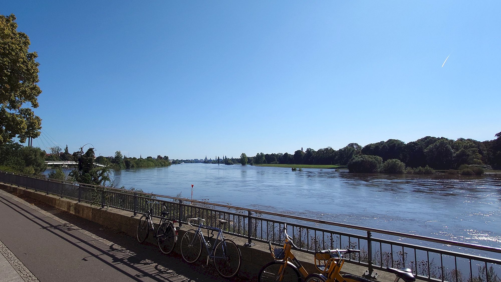 Der Elbpegel sinkt, zwar langsam, aber kontinuierlich. Foto: J. Frintert