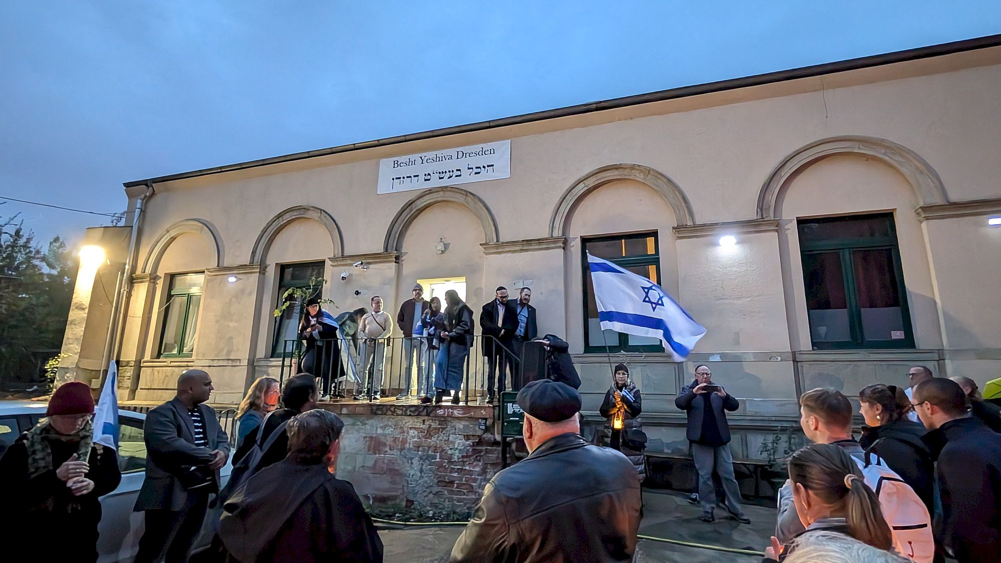 An der neuen Synagoge am Alten Leipziger Bahnhof in Dresden Neustadt gedachten die Menschen des Überfalls der Hamas am 7. Oktober 2023. Foto: Felix Göhler