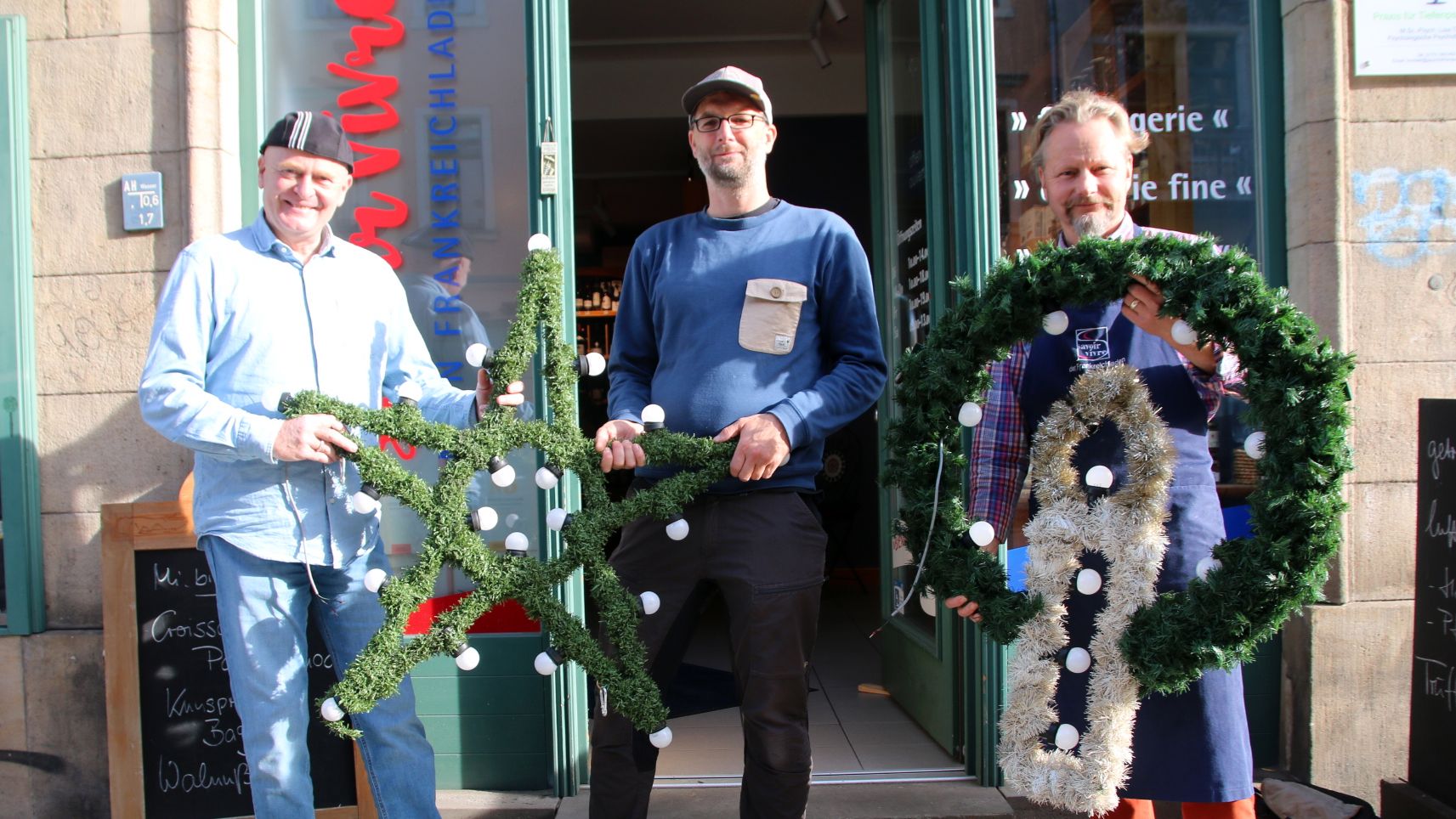 Denken jetzt schon an Weihnachten. Weihnachtsleuchten-Experte Torsten Wiesener und Sascha Förster und Uwe Sochor vom Verein Pro Pieschen.