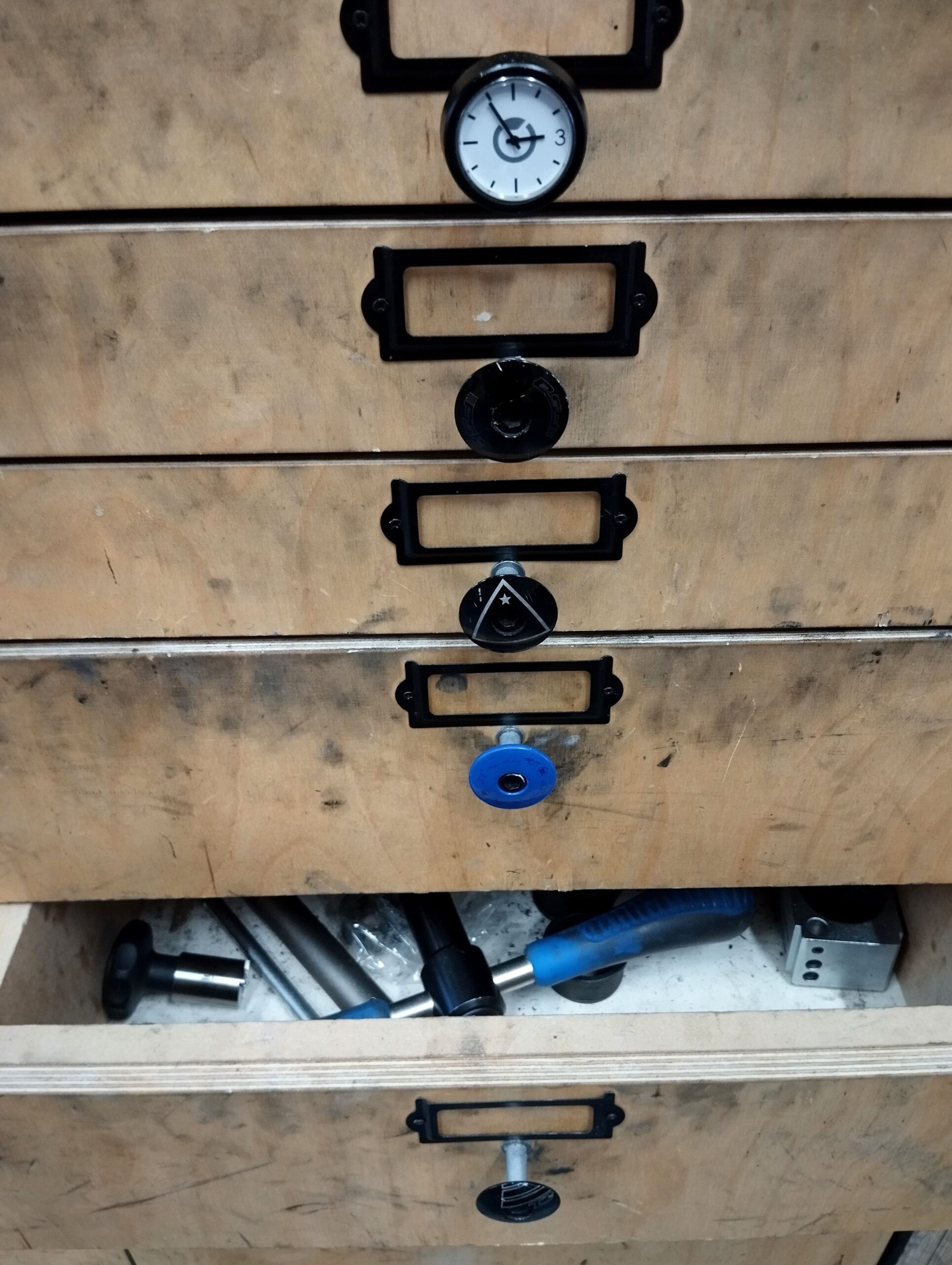 Endkappen aus dem Fahrradlenker komplettieren die Schubladen des selbstgebauten Schraubenlagers.