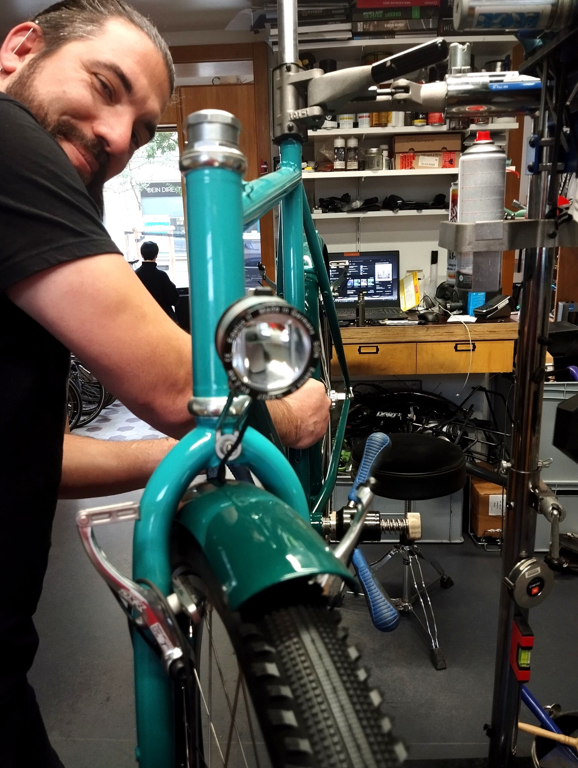 Felix beim Bau an einem älteren Werkstück