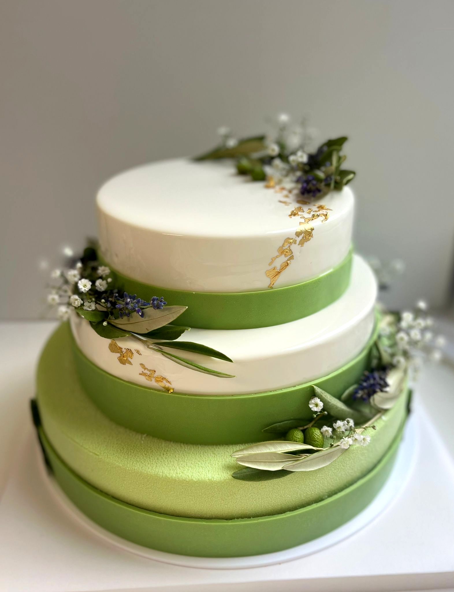 Dies ist keine gewöhnliche Schichttorte mit Fondant. Nein, hier steht eine frisch gekühlte Moussetorte.