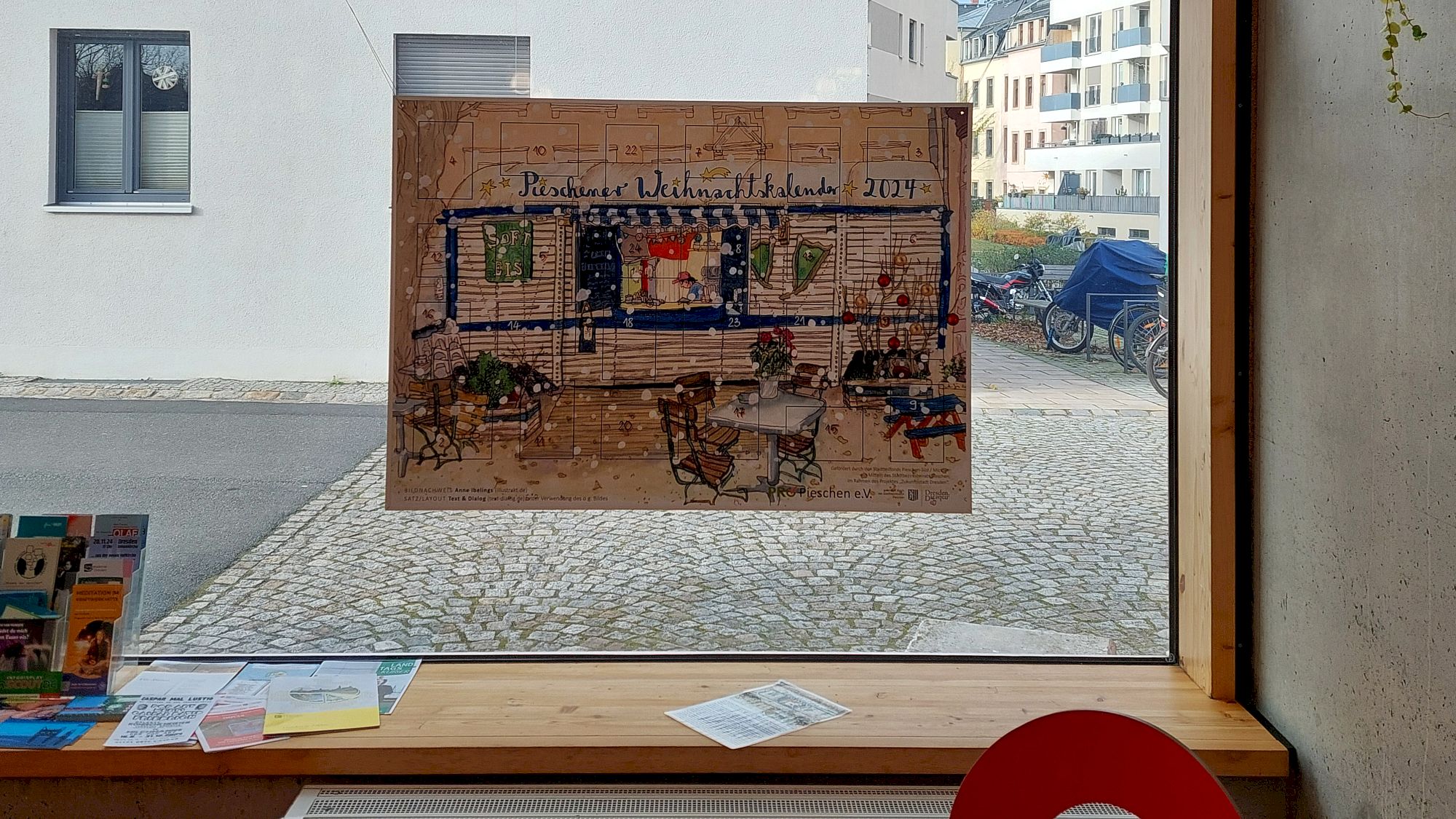 Seit Montag hängt der Adventskalender in der Bibliothek - Foto: R. Kaufmann