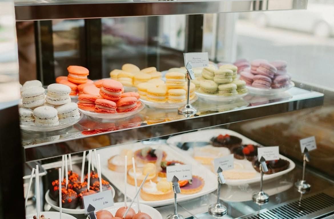 In den Räumlichkeiten des Pieschener Cafés "Charlottes Enkel": auch gleichzeitig die Backstube für Macarons, Tartes und mehr. Foto: Martin Stier