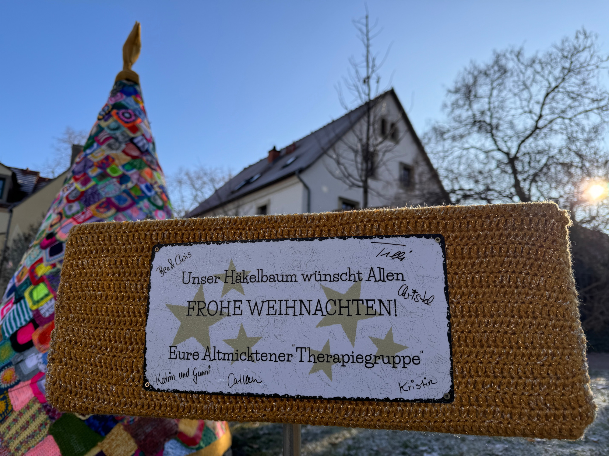 Natürlich gehäkelt: Die Weihnachtsgrüße der "Therapiegruppe". Foto: Alicja Kaplanek