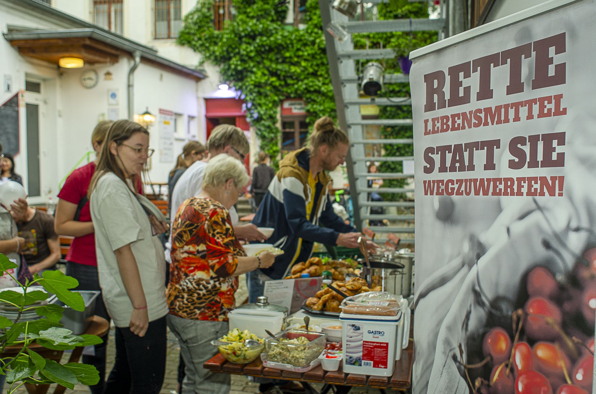 Gemeinsam essen, eingeladen vom Pieschener Verein "Gläserrücken und Tellertausch" sowie der Aktion "Foodsharing Dresden". Foto: Victor Smolinski