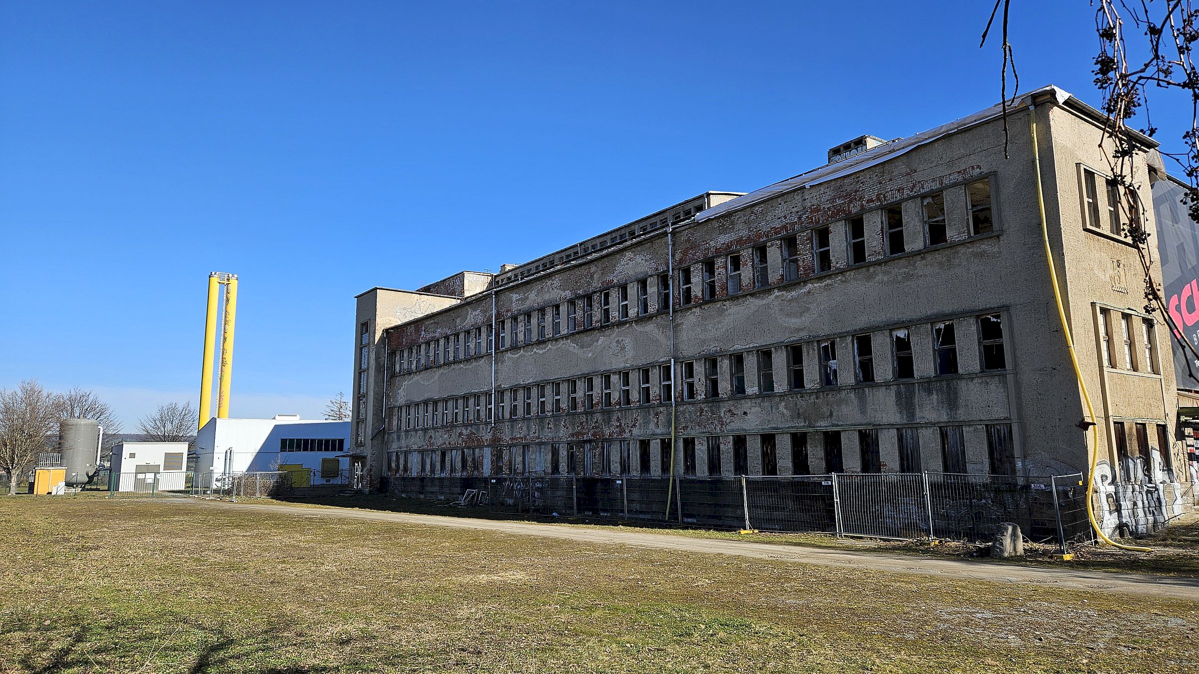 Sachsenbad an der Wurzener Straße - im Hintergrund mit dem gelben Schornstein das Blockheizkraftwerk der Sachsen-Energie - Foto: J. Frintert