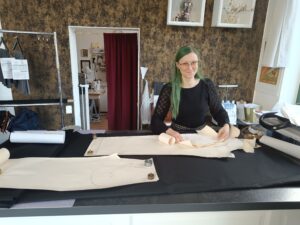 Genäht wird nicht nur nachmittags - "Friday Afternoon - Atelier für Maßschneiderei" Die Schneidermeisterin Sandra Freitag führt das "Friday Afternoon" auf der Hartigstraße 12.