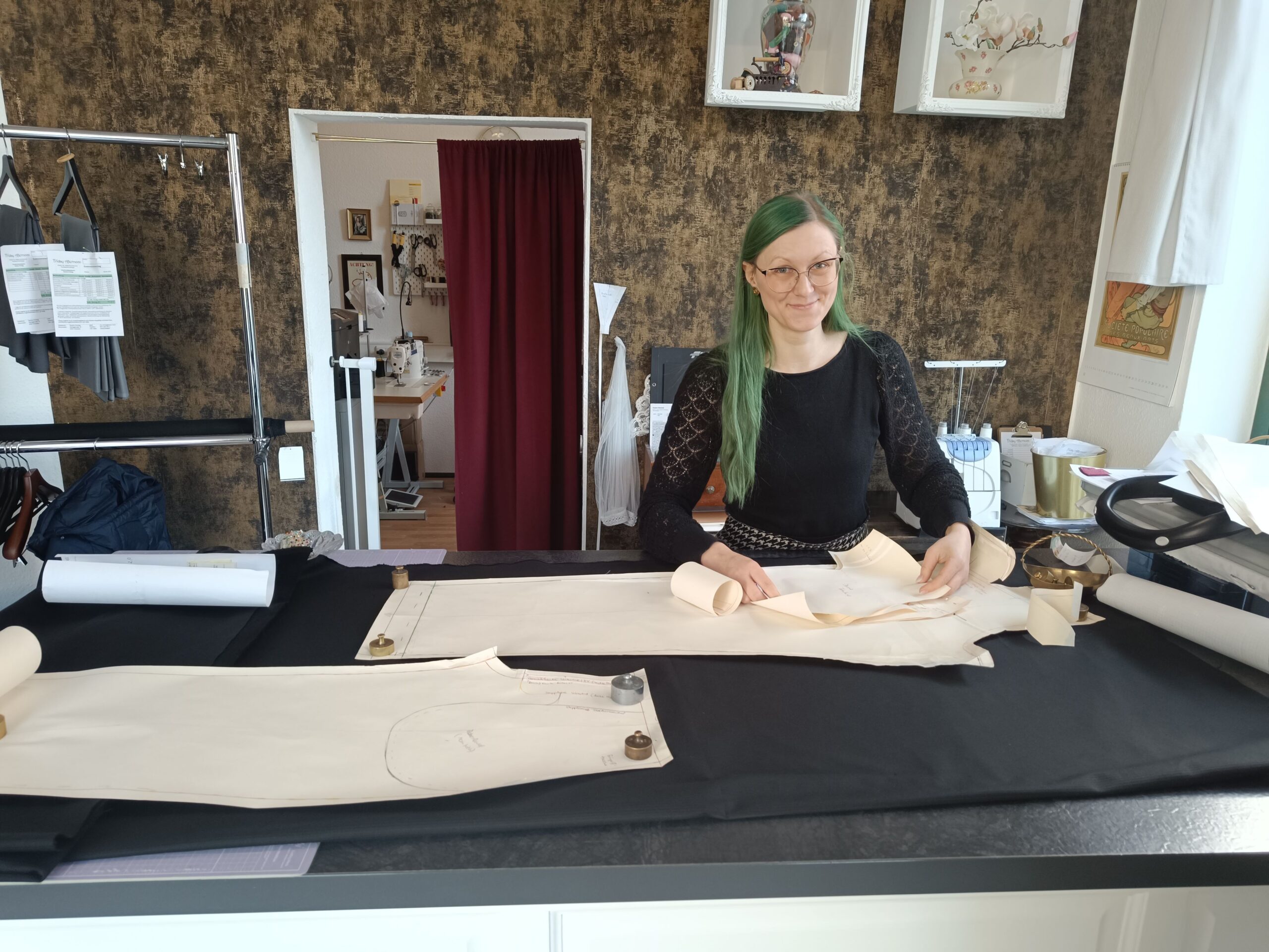 Die Schneidermeisterin Sandra Freitag führt das "Friday Afternoon" auf der Hartigstraße 12.