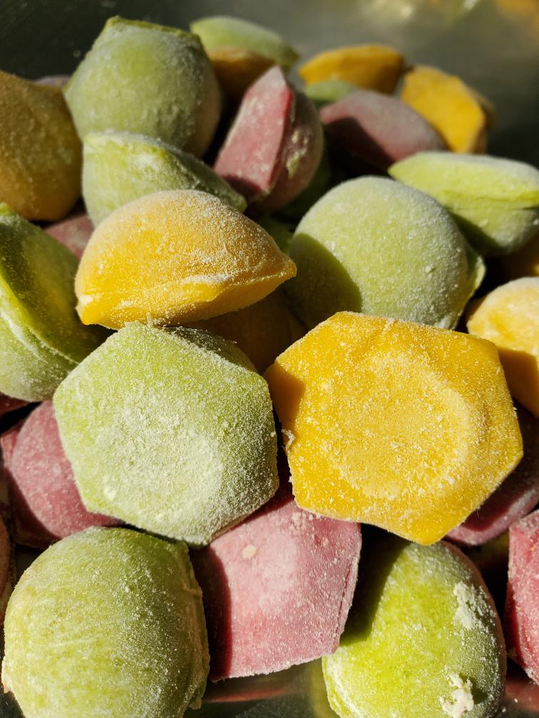 Den Teig färbt Aglaster mit natürlichen Lebensmitteln: Spinat, Rote Beete, Kurkuma.