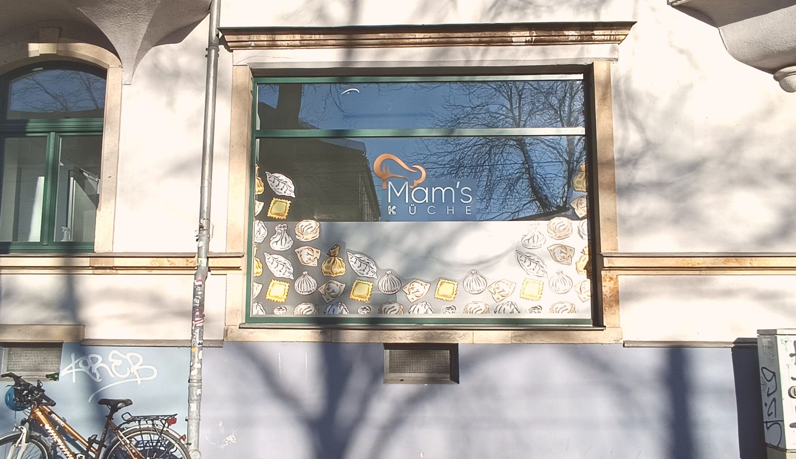 Von außen eher unscheinbar, aber der Produkte halber gut besucht ist "Mam's Küche".